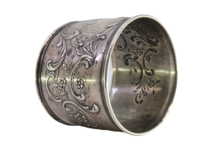  Argola de guardanapo em prata com motivos florais relevados envolvendo cartela para monograma.